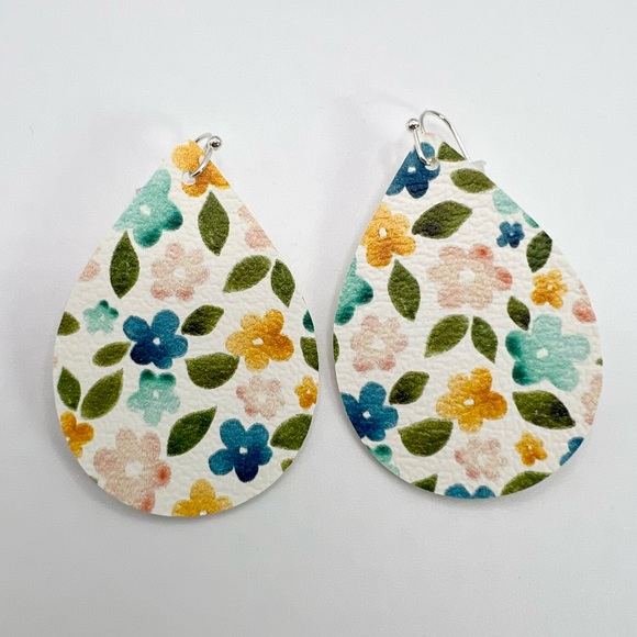 🌼Spring flowers teardrop earrings. Vegan leather, lightweight, handmade. - Picture 2 of 4